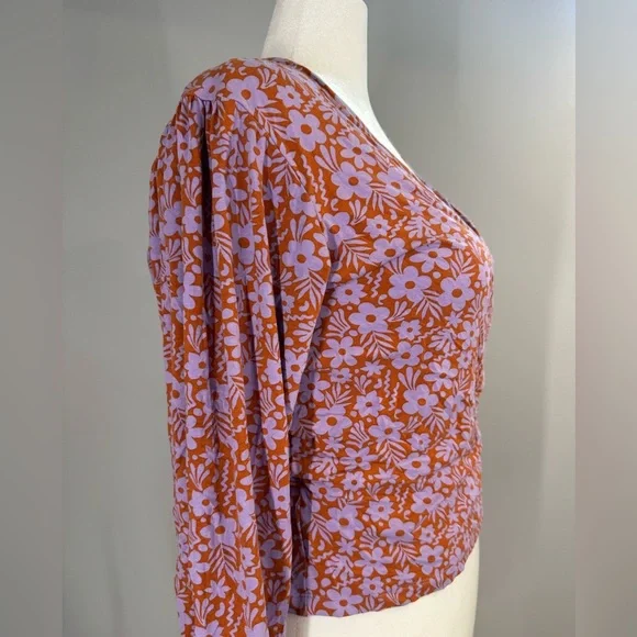 ASOS DESIGN Curve stretch wrap blouse with puff sleeves in retro floral print - Picture 7 of 9